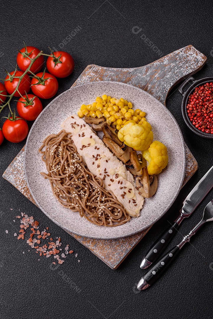 Filete de frango cru cortado em tiras com especiarias e ervas aromáticas. Filete de frango cru cortado em tiras com especiarias e ervas num quadro de corte de madeira