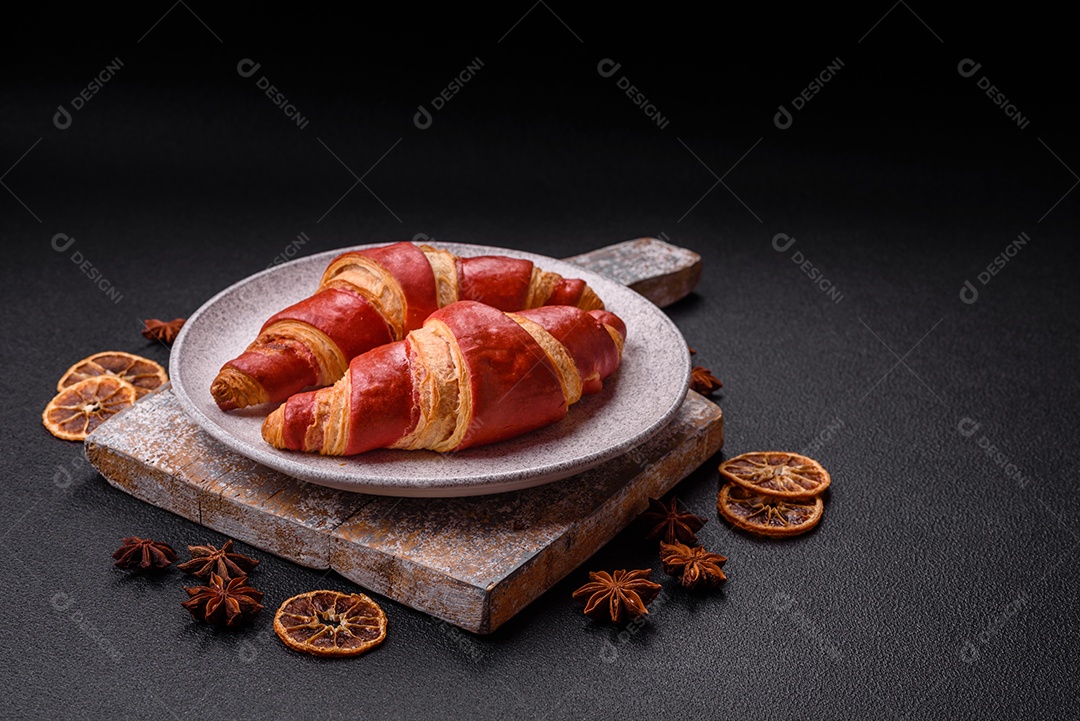 Croissant assado sobre prato em uma mesa de concreto