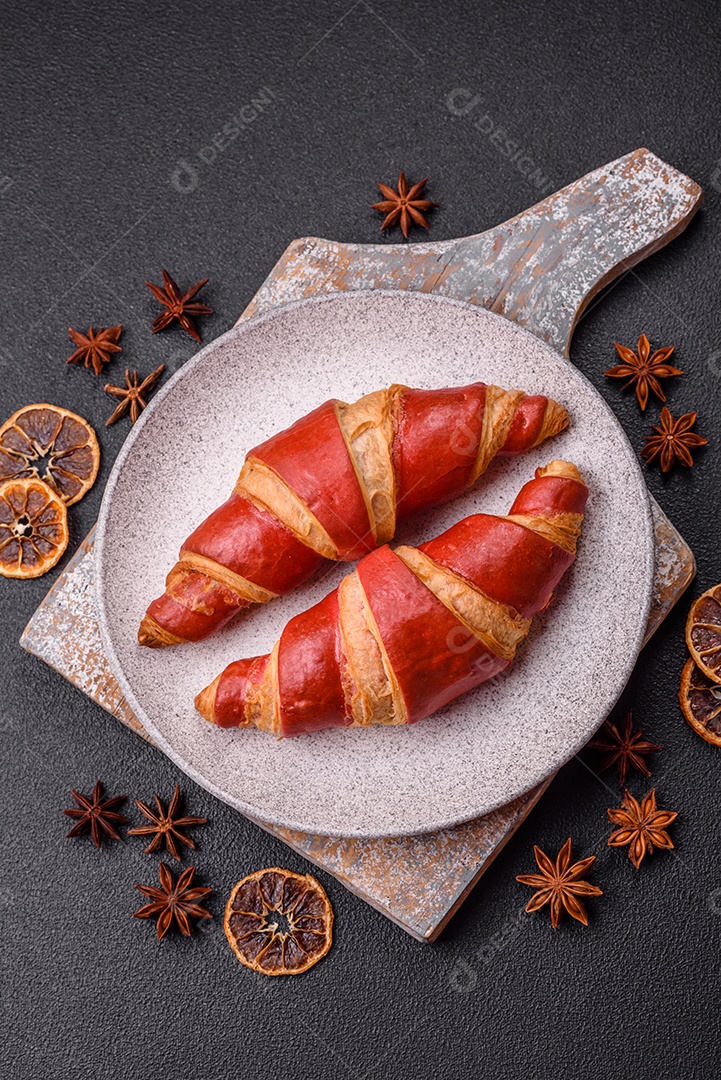 Croissant assado sobre prato em uma mesa de concreto