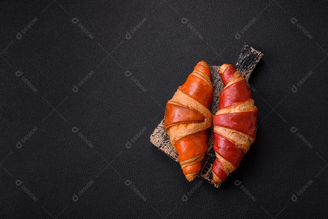 Croissant assado sobre prato em uma mesa de concreto