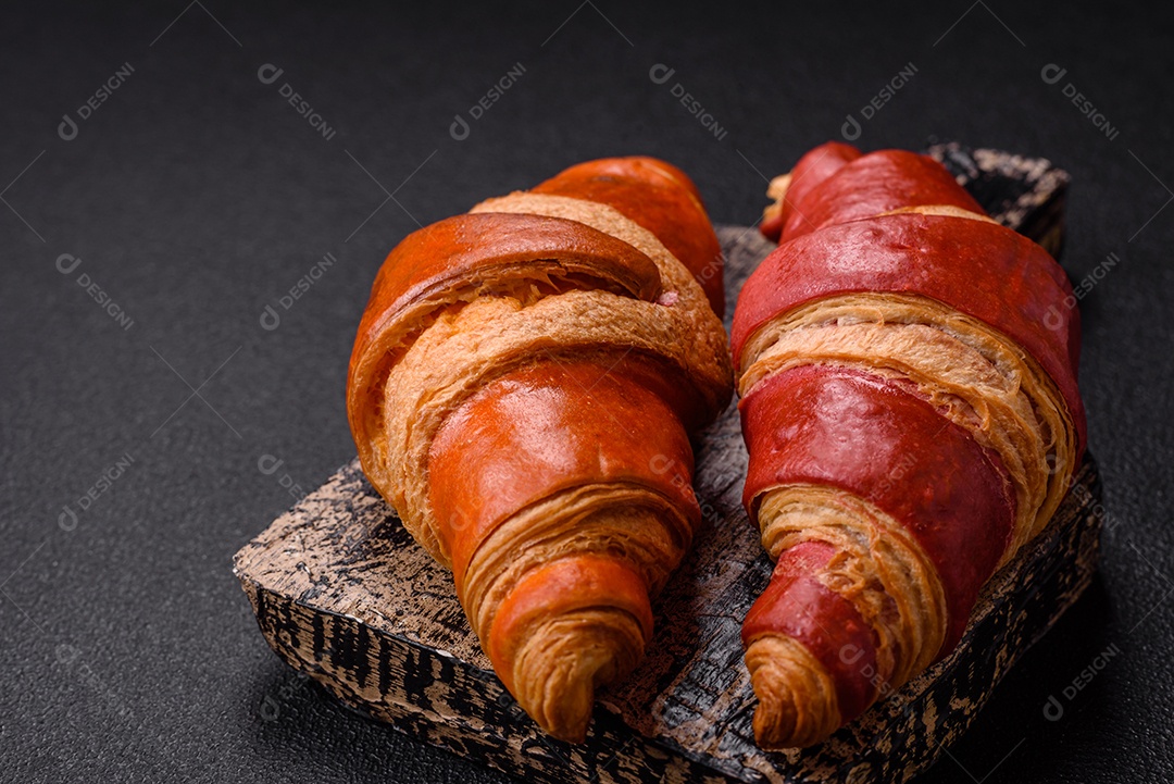 Croissant assado sobre prato em uma mesa de concreto