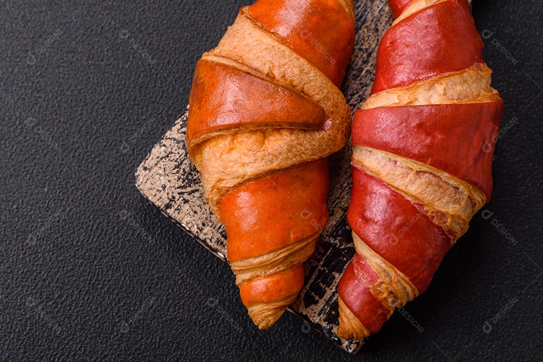 Croissant assado sobre prato em uma mesa de concreto