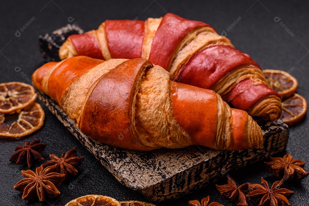 Croissant assado sobre prato em uma mesa de concreto