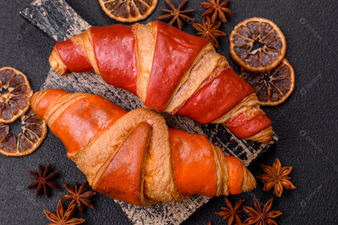 Croissant assado sobre prato em uma mesa de concreto