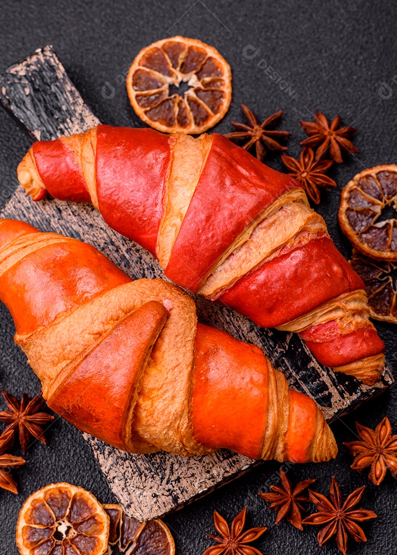 Croissant assado sobre prato em uma mesa de concreto