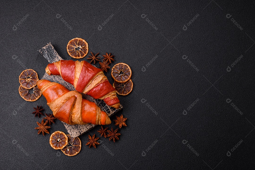 Croissant assado sobre prato em uma mesa de concreto