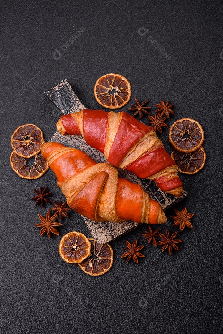 Croissant assado sobre prato em uma mesa de concreto