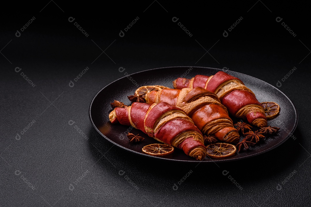 Croissant assado sobre prato em uma mesa de concreto