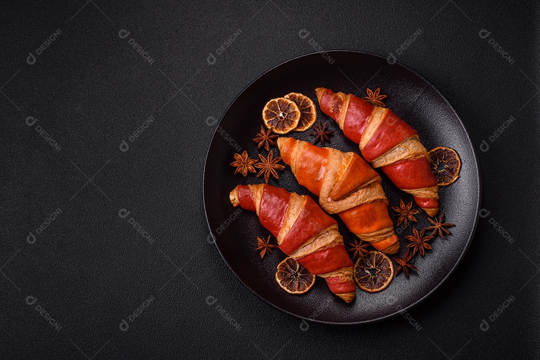 Croissant assado sobre prato em uma mesa de concreto
