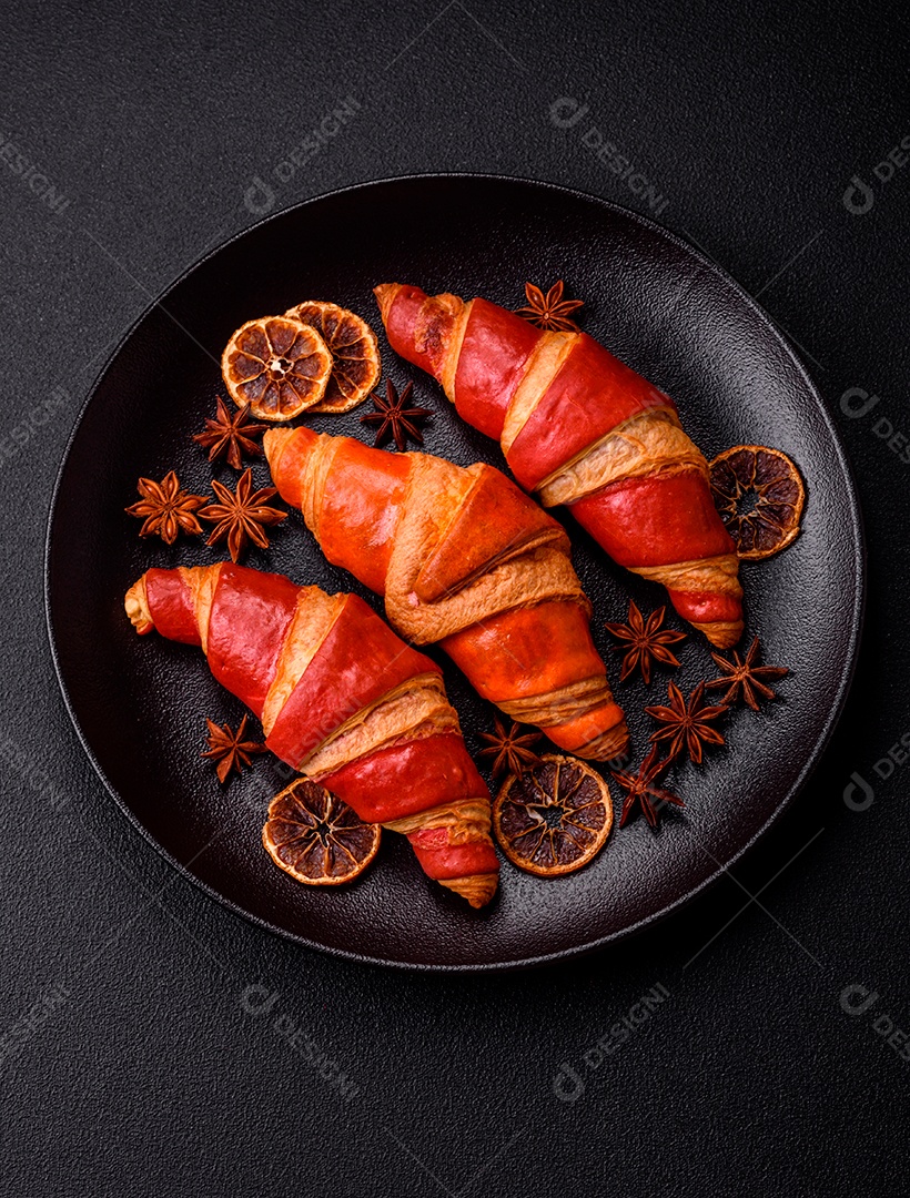 Croissant assado sobre prato em uma mesa de concreto