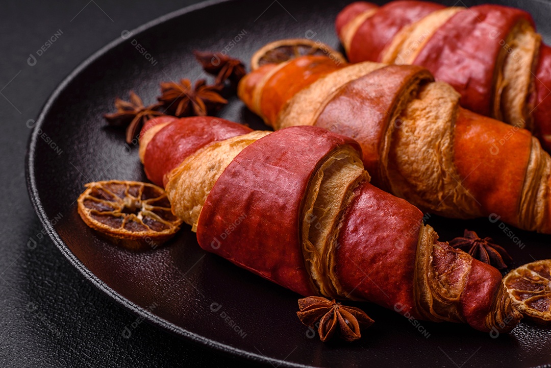 Croissant assado sobre prato em uma mesa de concreto