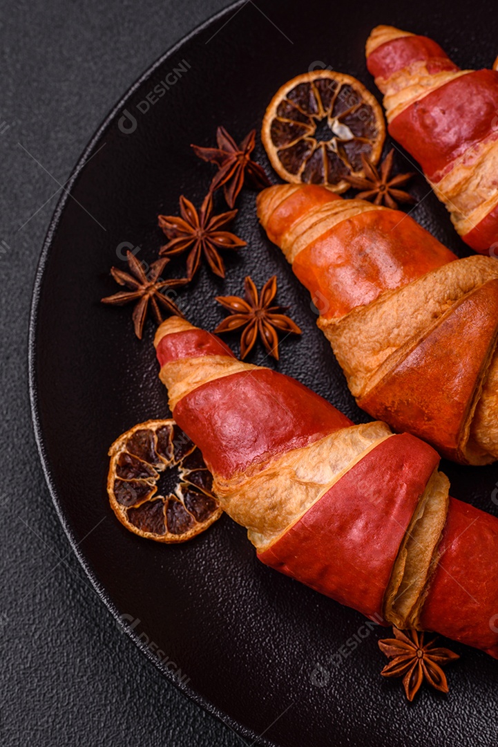 Croissant assado sobre prato em uma mesa de concreto