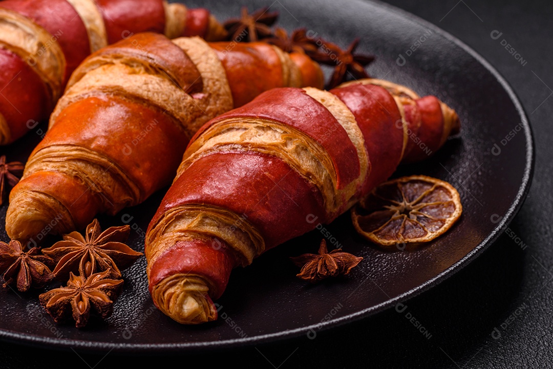 Croissant assado sobre prato em uma mesa de concreto