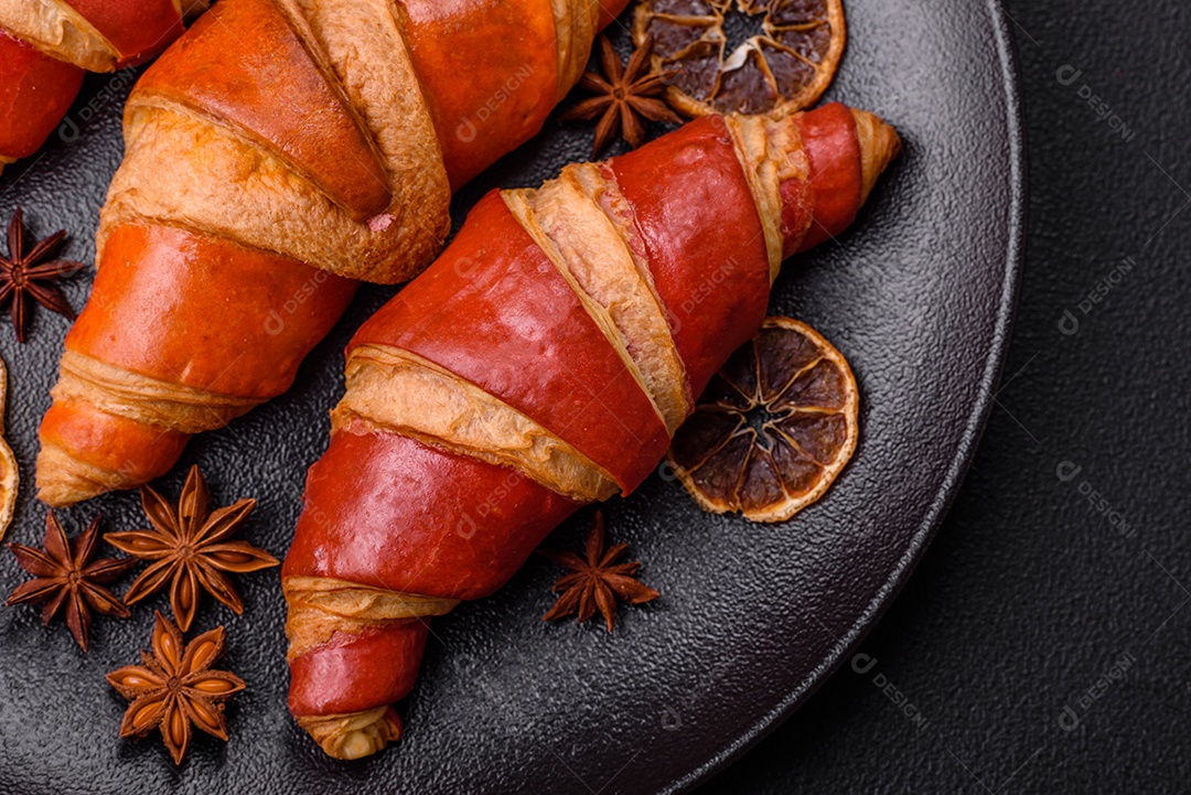 Croissant assado sobre prato em uma mesa de concreto