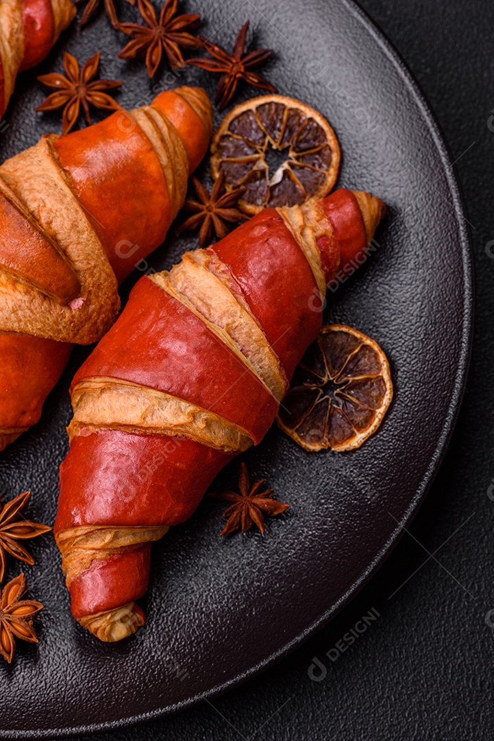 Croissant assado sobre prato em uma mesa de concreto