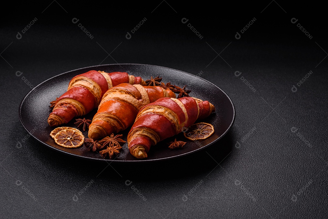 Croissant assado sobre prato em uma mesa de concreto
