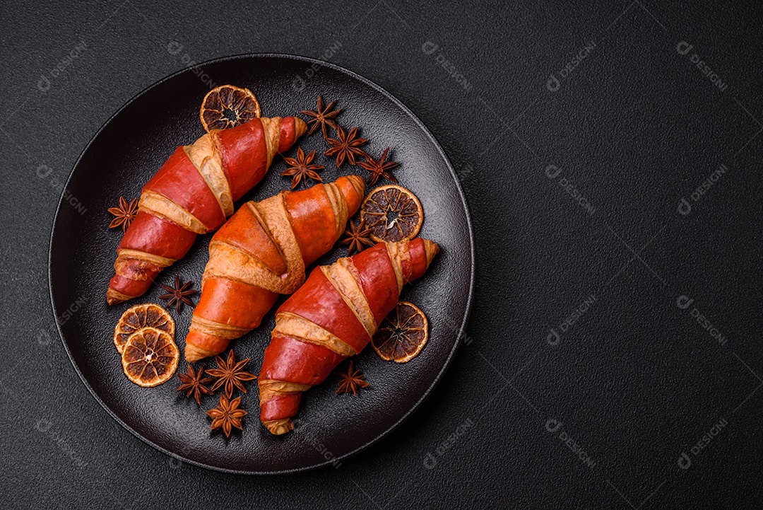 Croissant assado sobre prato em uma mesa de concreto