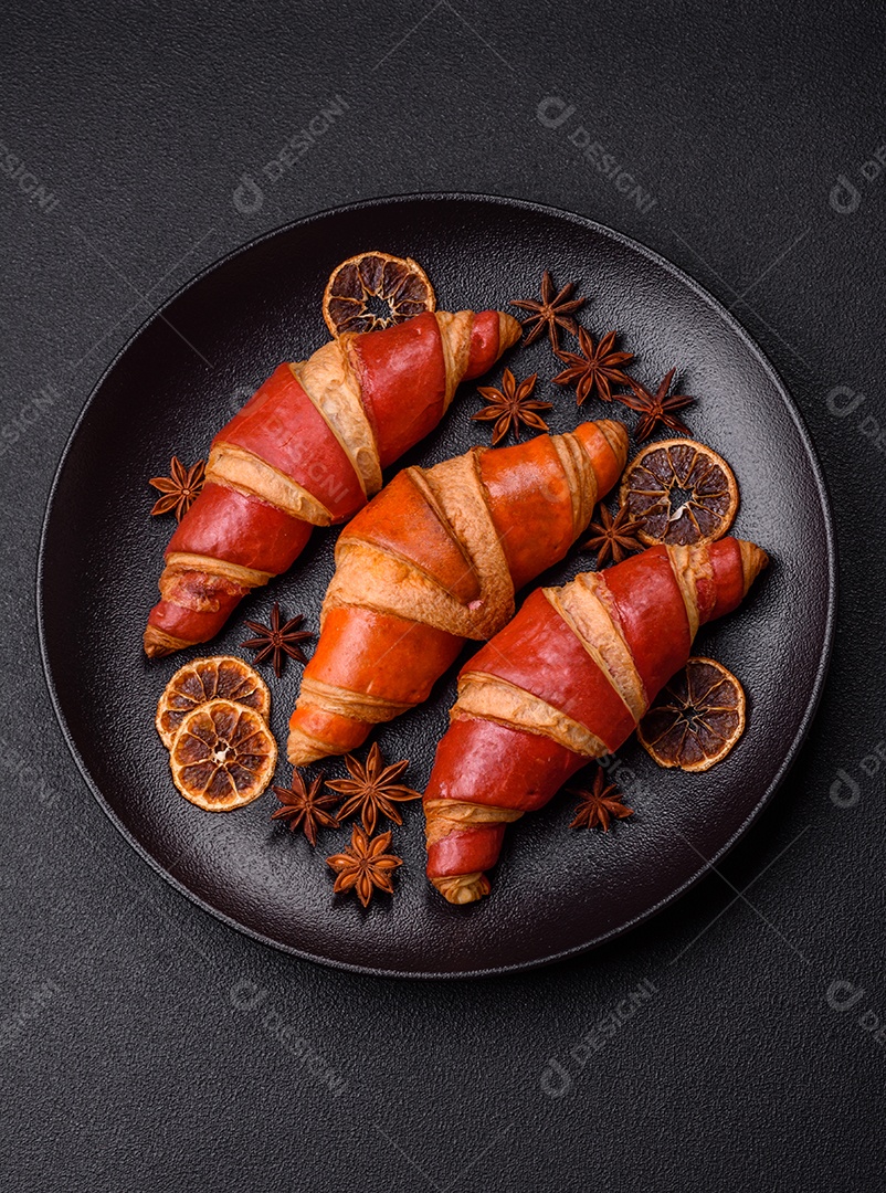 Croissant assado sobre prato em uma mesa de concreto
