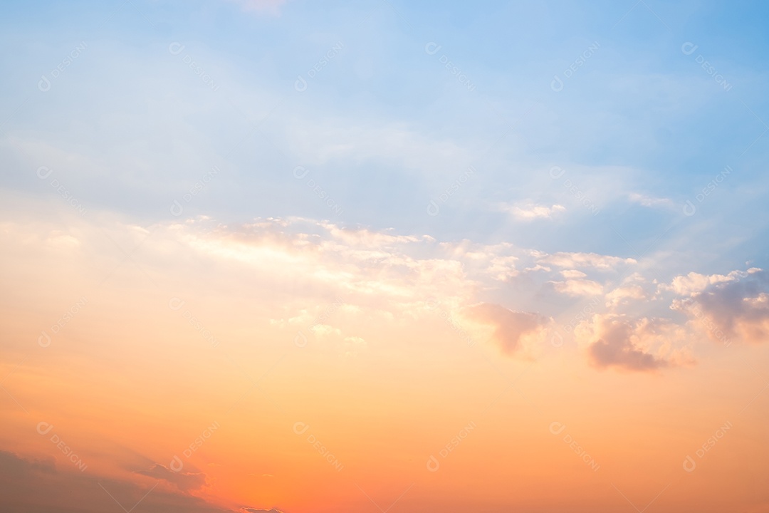 Céu pôr do sol lindo luxuoso gradiente suave laranja dourado nuvens e luz do sol no céu azul perfeito para o fundo