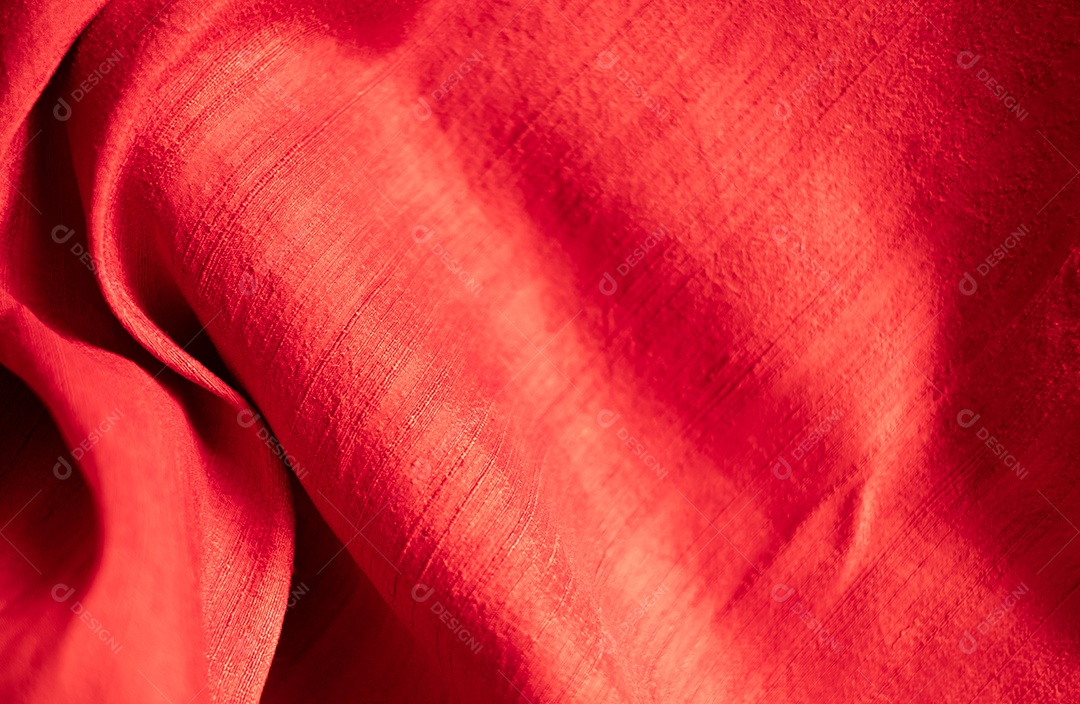 Resumo de seda vermelha brilhante Fundo de tecido branco enrugado