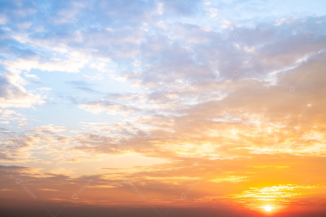 Céu pôr do sol lindo luxuoso gradiente suave laranja dourado nuvens e luz do sol no céu azul perfeito para o fundo