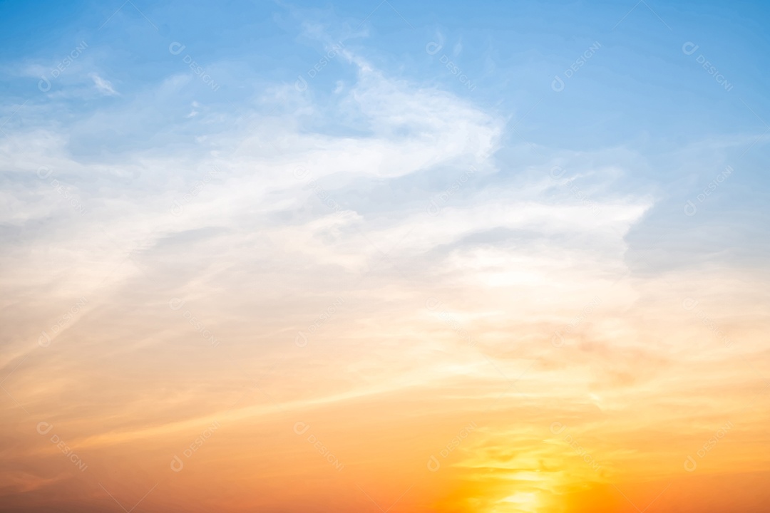 Céu pôr do sol lindo luxuoso gradiente suave laranja dourado nuvens e luz do sol no céu azul perfeito para o fundo