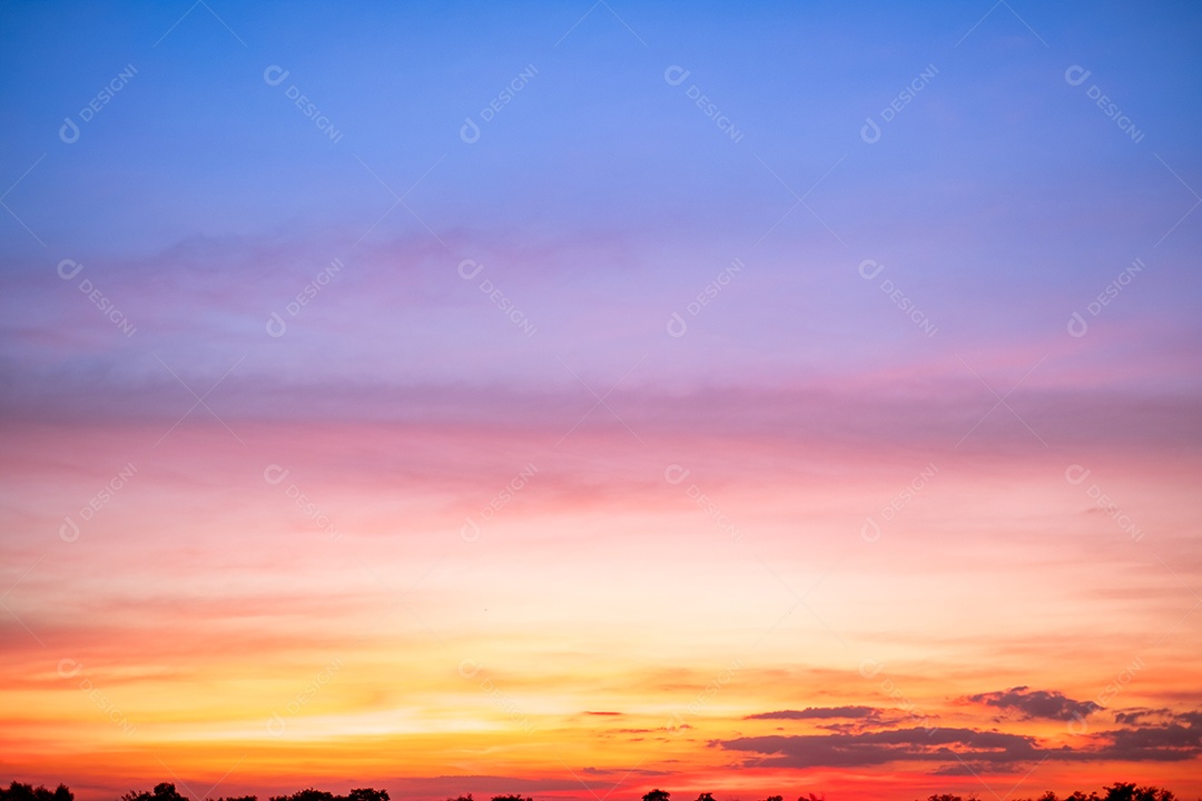 Céu pôr do sol lindo luxuoso gradiente suave laranja dourado nuvens e luz do sol no céu azul perfeito para o fundo