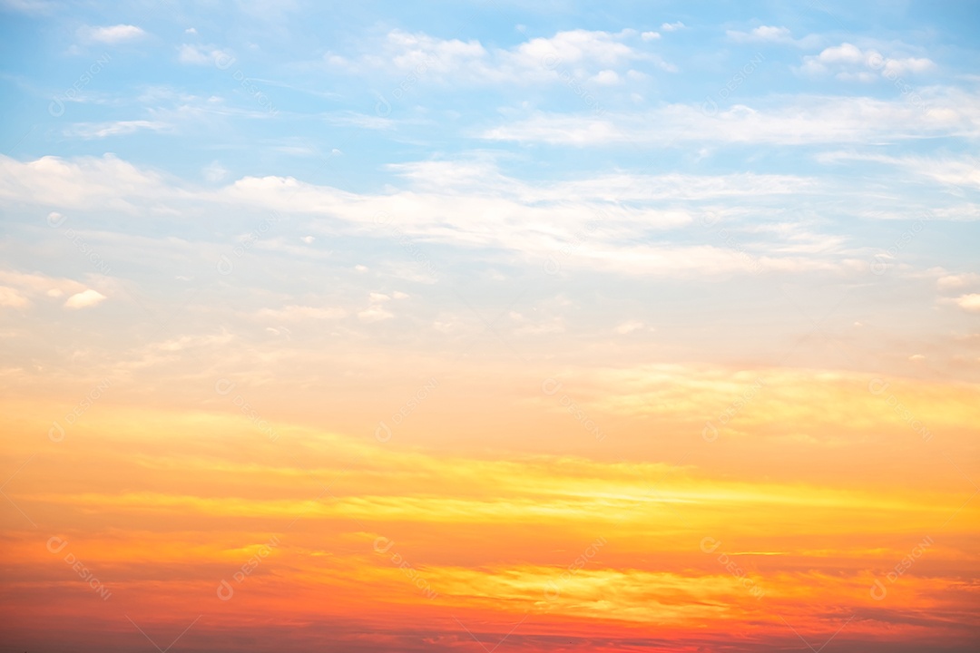 Céu pôr do sol lindo luxuoso gradiente suave laranja dourado nuvens e luz do sol no céu azul perfeito para o fundo