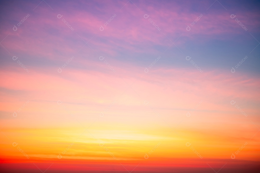 Céu pôr do sol lindo luxuoso gradiente suave laranja dourado nuvens e luz do sol no céu azul perfeito para o fundo