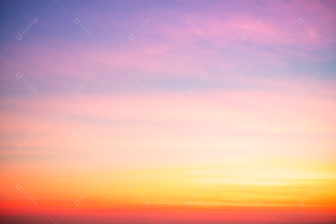 Céu pôr do sol lindo luxuoso gradiente suave laranja dourado nuvens e luz do sol no céu azul perfeito para o fundo