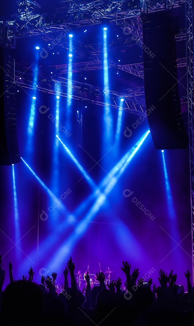 Festa da igreja com pessoas com as mãos levantadas