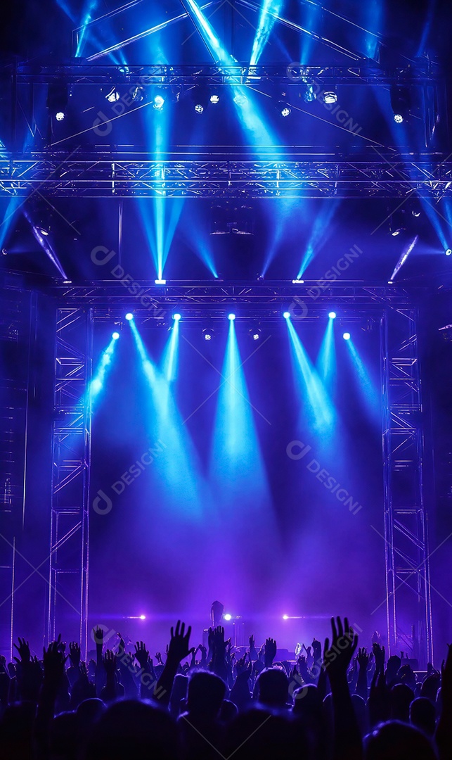 Festa da igreja com pessoas com as mãos levantadas