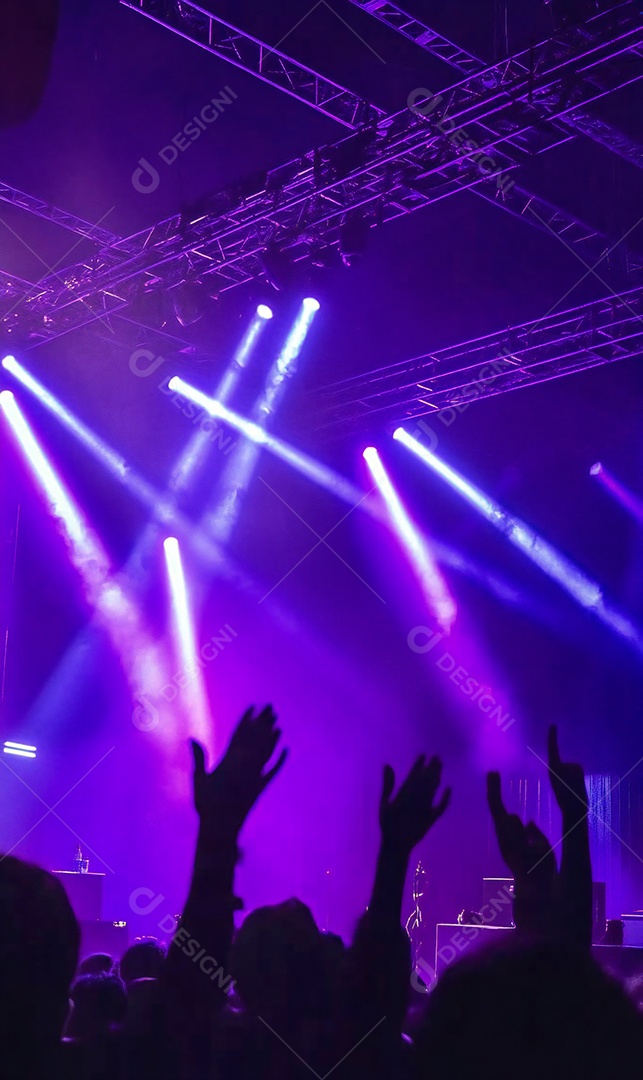 Festa da igreja com pessoas com as mãos levantadas