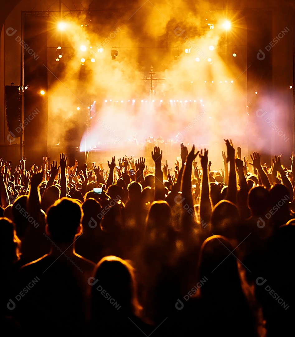 Festa da igreja com pessoas com as mãos levantadas