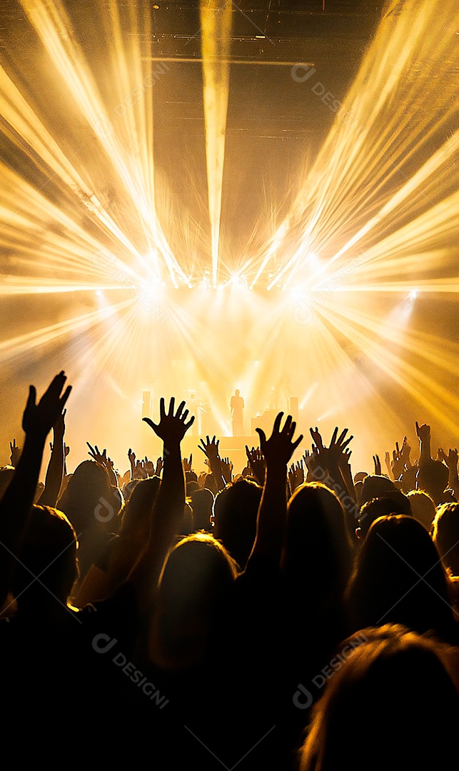 Festa da igreja com pessoas com as mãos levantadas