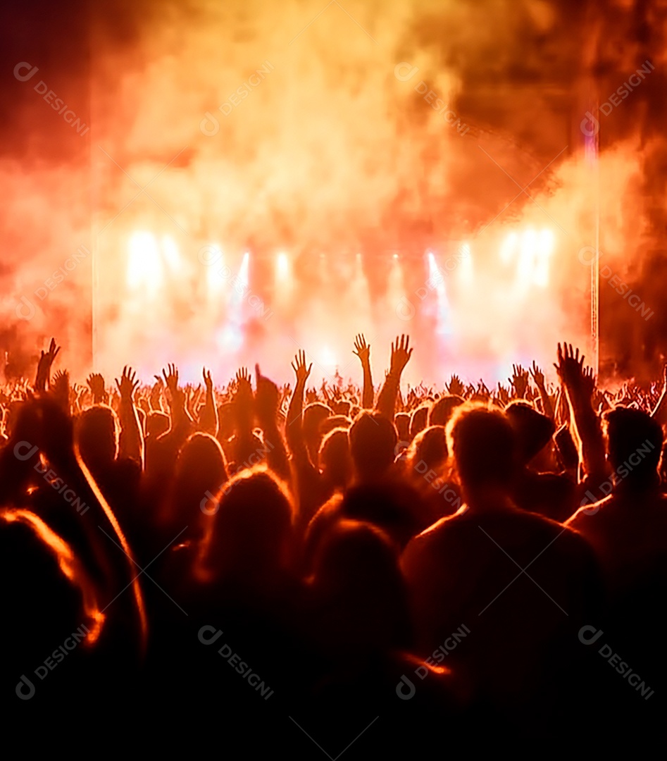 Festa da igreja com pessoas com as mãos levantadas