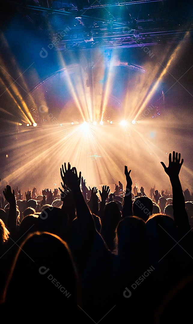 Festa da igreja com pessoas com as mãos levantadas