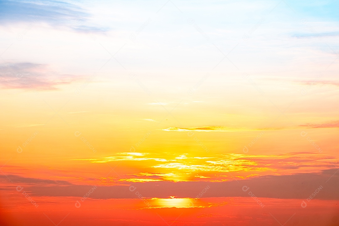 Céu pôr do sol lindo luxuoso gradiente suave laranja dourado nuvens e luz do sol no céu azul perfeito para o fundo