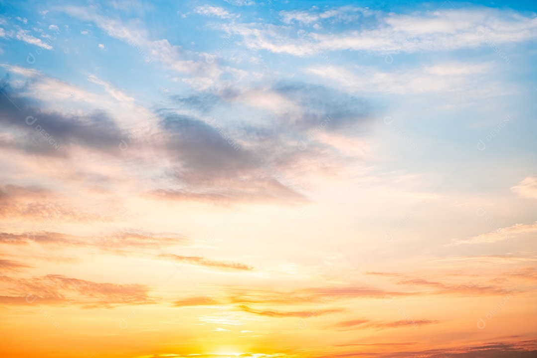 Céu pôr do sol lindo luxuoso gradiente suave laranja dourado nuvens e luz do sol no céu azul perfeito para o fundo