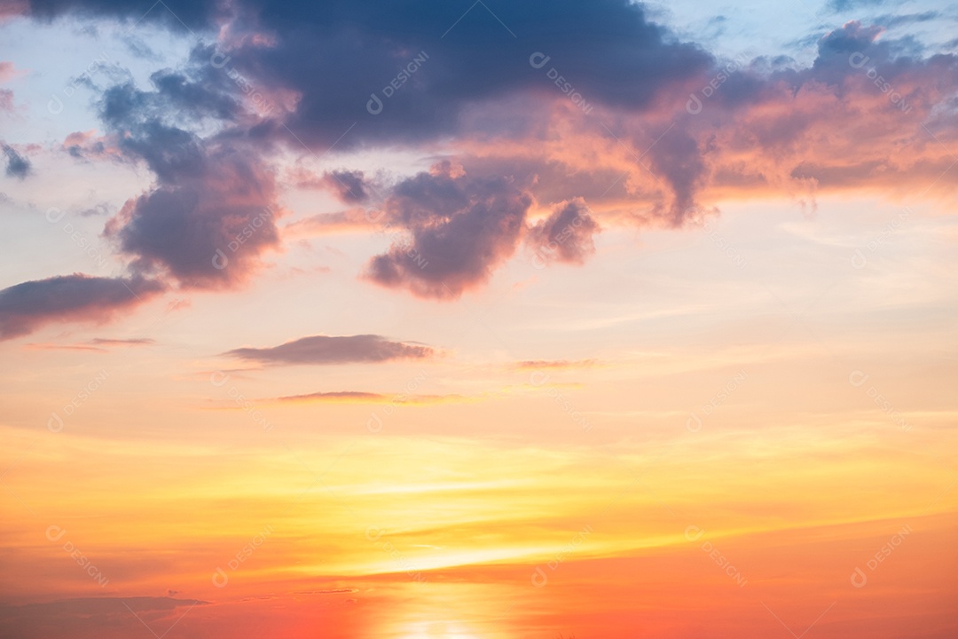 Céu, pôr do sol lindo luxuoso gradiente suave laranja dourado nuvens e luz do sol no céu azul perfeito para o fundo