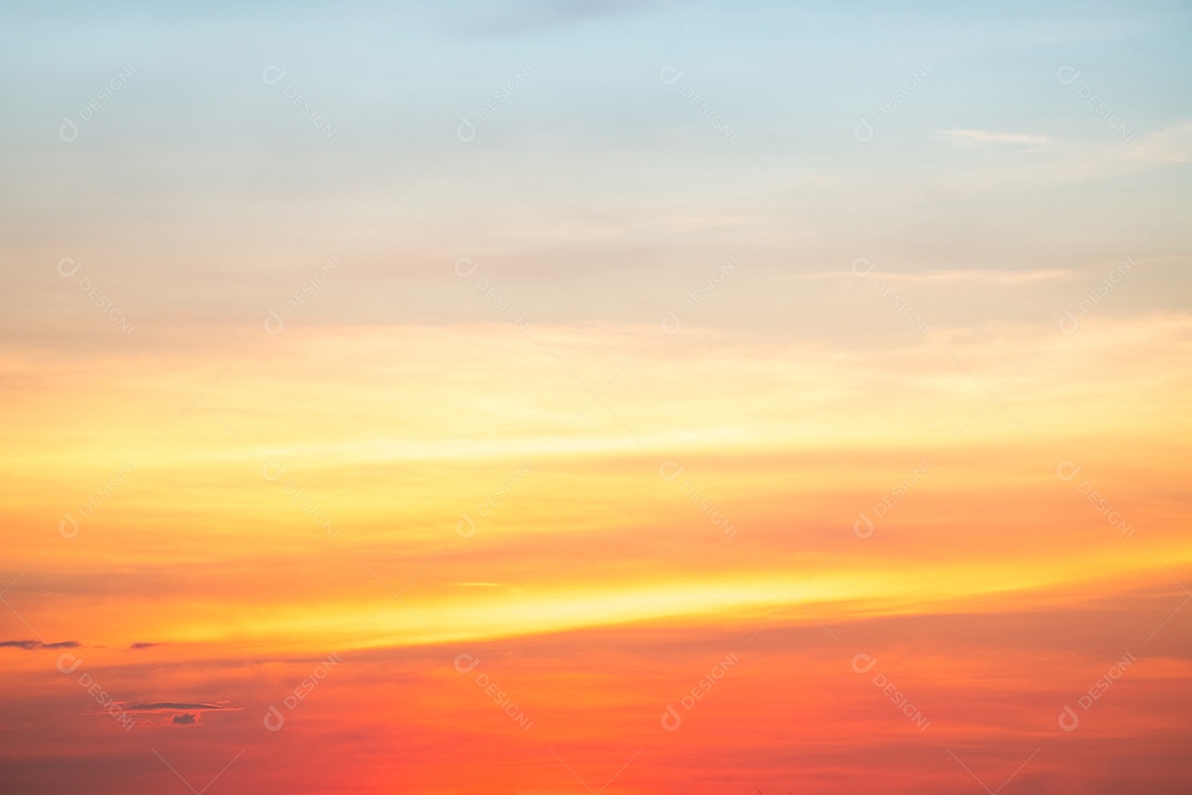 Céu, pôr do sol lindo luxuoso gradiente suave laranja dourado nuvens e luz do sol no céu azul perfeito para o fundo
