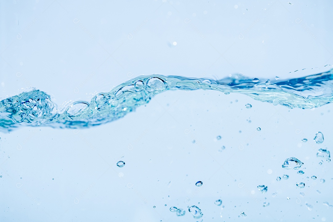 Respingos de água isolados no fundo branco