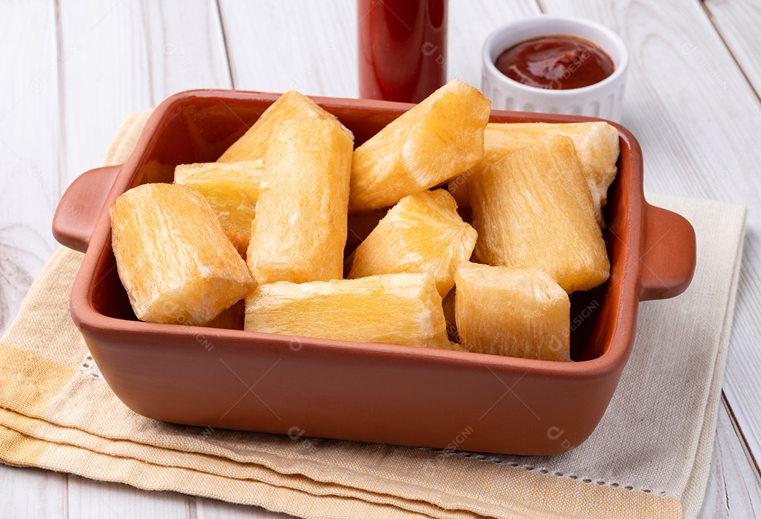 A imagem exibe mandioca frita, um petisco popular no Brasil.