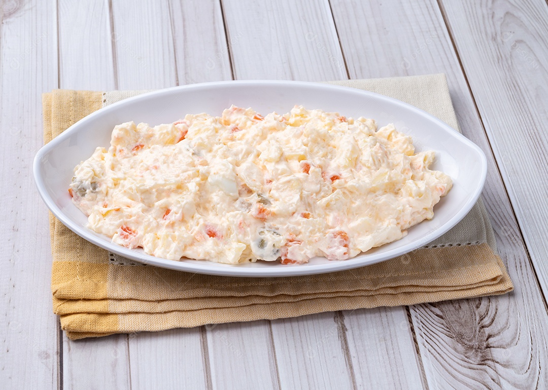 A imagem mostra uma Salada Russa, também conhecida em alguns lugares como Salada Olivier