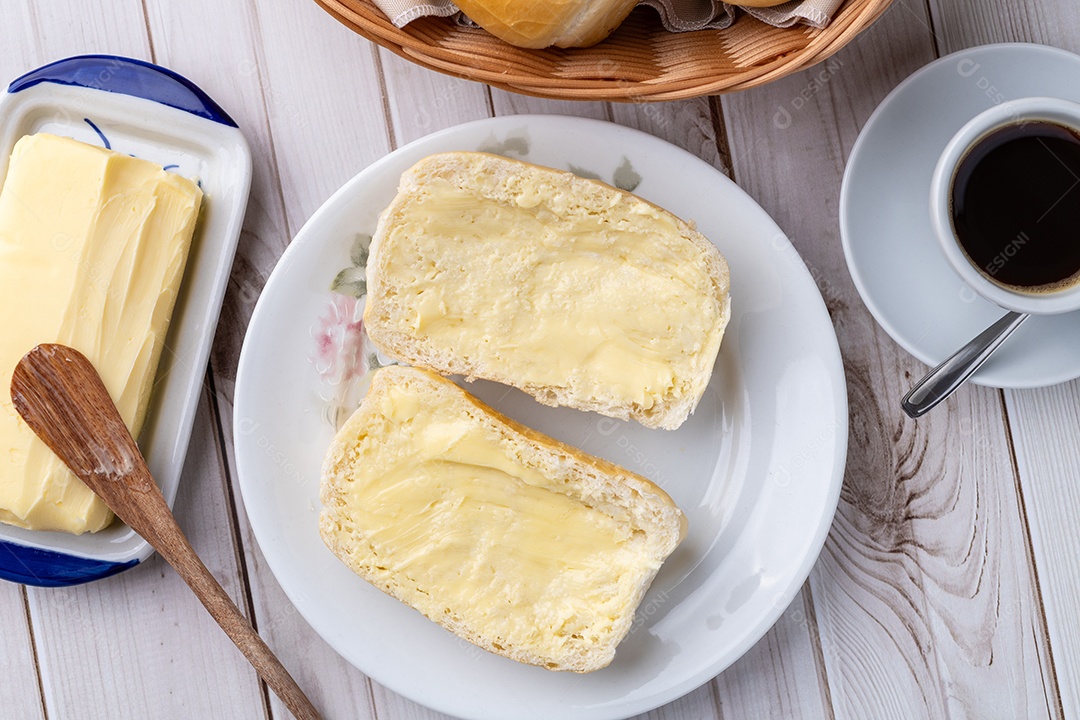 A imagem mostra dois pedaços de queijo minas frescal em um prato branco