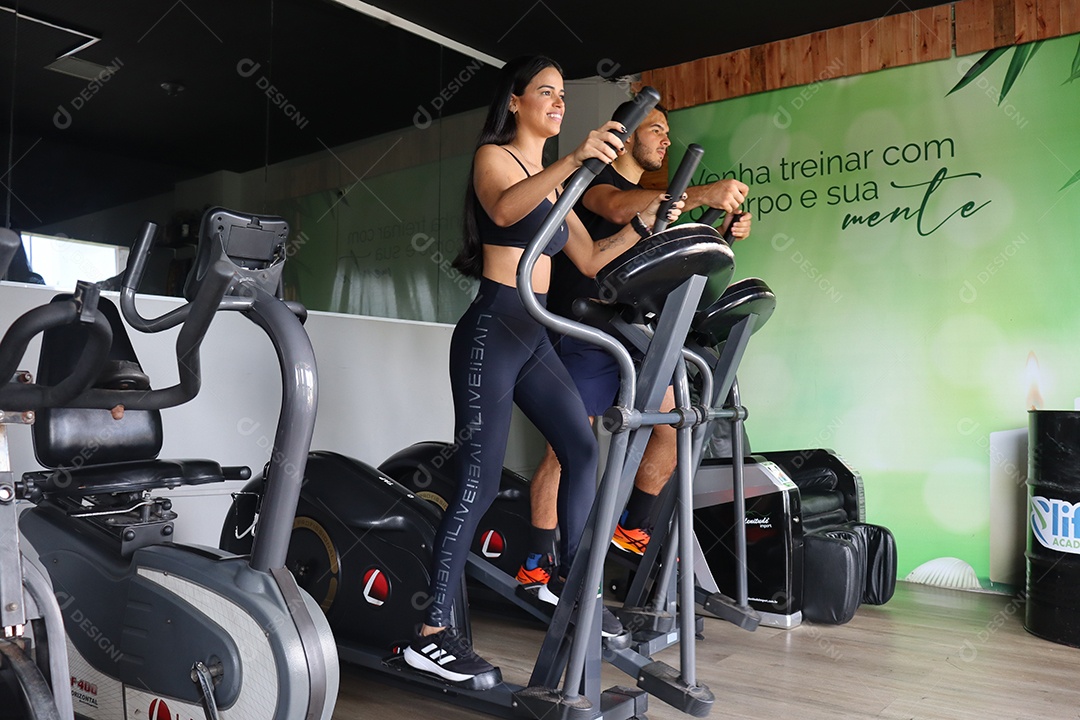 Lindo casal fazendo exercicío sobre uma academia