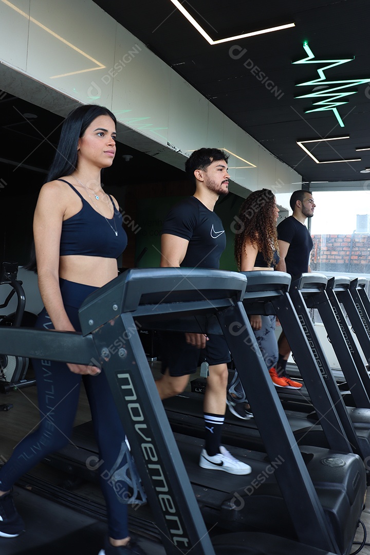 Lindas pessoas fazendo exercicíos sobre uma academia