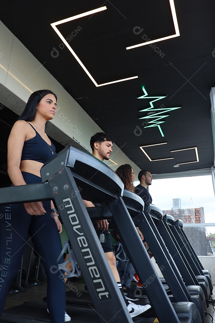 Lindas pessoas fazendo exercicíos sobre uma academia