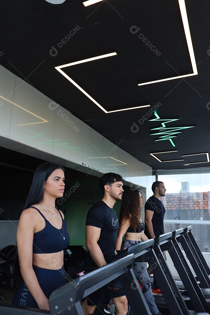 Lindas pessoas fazendo exercicíos sobre uma academia