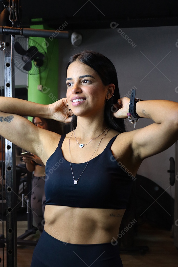 Linda mulher fazendo pose sobre uma academia